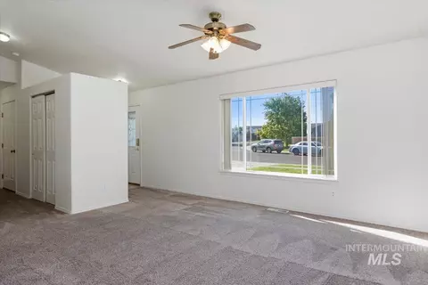 Living - 555 Hunter Ave, Twin Falls, ID 83301 photo 1 of 2