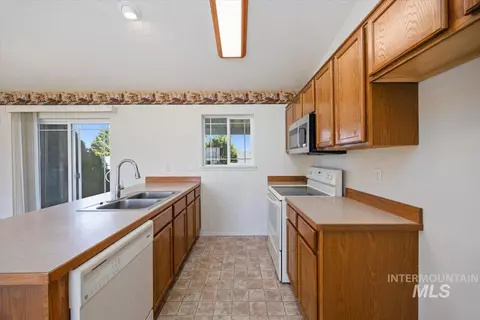 Kitchen - 555 Hunter Ave, Twin Falls, ID 83301 photo 1 of 3