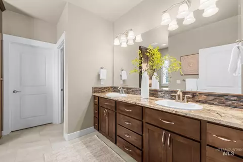 Bath - 274 E Schmeizer Ln, Boise, ID 83706 photo 1 of 4