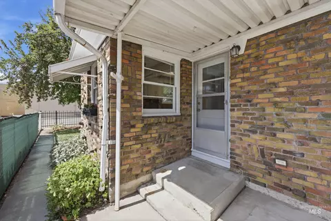 Exterior - 824 S Robert St, Boise, ID 83705 photo 4 of 6