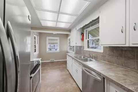Kitchen - 824 S Robert St, Boise, ID 83705 photo 2 of 3