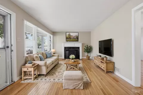 Living - 824 S Robert St, Boise, ID 83705 photo 1 of 2