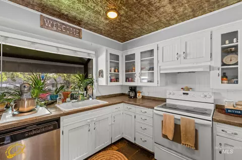 Kitchen - 129 12th Ave N, Buhl, ID 83316 photo 1 of 2