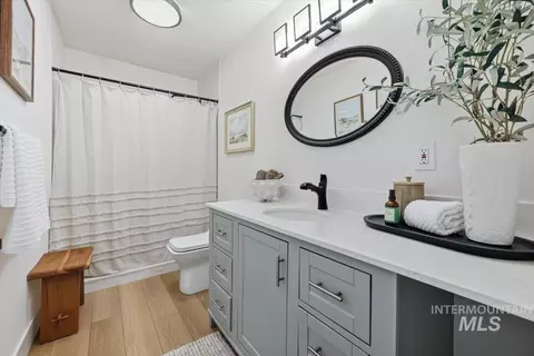 Bath - 948 E Monarch St, Eagle, ID 83616 photo 1 of 3