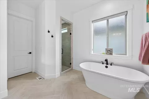 Bath - 1911 N Willowick Ave, Eagle, ID 83616 photo 2 of 4