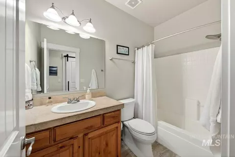 Bath - 1013 E Rivers End Dr, Eagle, ID 83616 photo 6 of 6