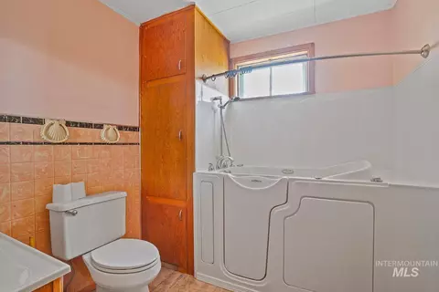Bath - 515 Stevens Ave, Filer, ID 83328 photo 1 of 2
