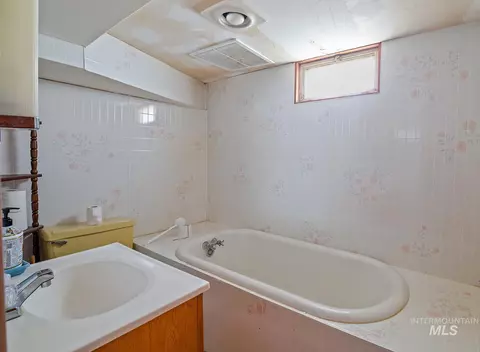 Bath - 515 Stevens Ave, Filer, ID 83328 photo 2 of 2
