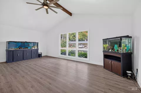 Living - 935 Farrington Dr, Eagle, ID 83616 photo 2 of 7