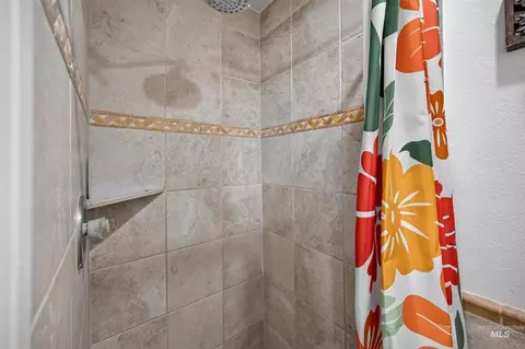 Bath - 935 Farrington Dr, Eagle, ID 83616 photo 4 of 4