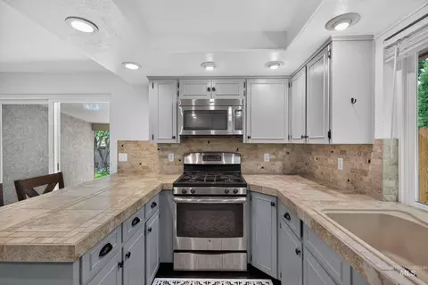 Kitchen - 935 Farrington Dr, Eagle, ID 83616 photo 4 of 4