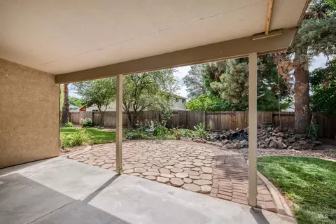 Exterior - 935 Farrington Dr, Eagle, ID 83616 photo 4 of 12