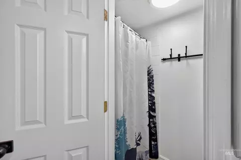 Bath - 935 Farrington Dr, Eagle, ID 83616 photo 2 of 4