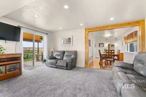 Living - 6500 SE 10th Ave, Caldwell, ID 83607 photo 2 of 2