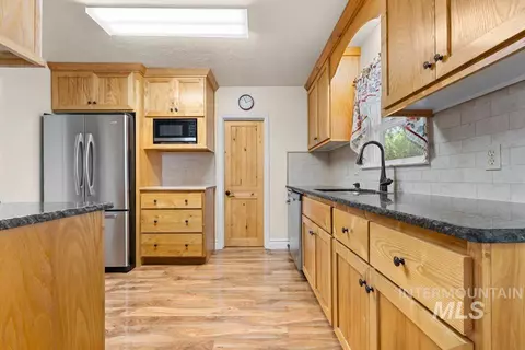 Kitchen - 6500 SE 10th Ave, Caldwell, ID 83607 photo 2 of 3