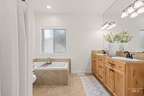 Bath - 2818 E Shadowview, Eagle, ID 83616 photo 1 of 3
