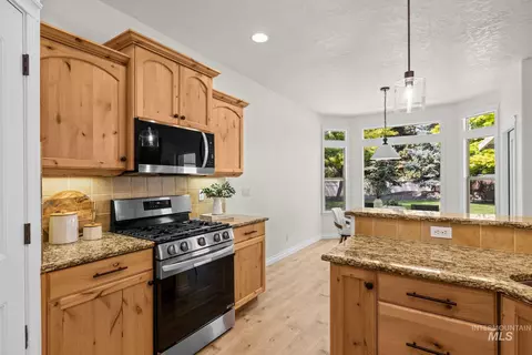 Kitchen - 2818 E Shadowview, Eagle, ID 83616 photo 3 of 4