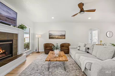 Living - 2818 E Shadowview, Eagle, ID 83616 photo 1 of 2