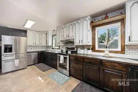 Kitchen - 320 14th Ave N, Buhl, ID 83316 photo 1 of 3