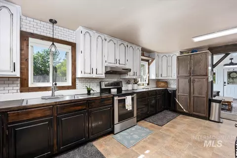 Kitchen - 320 14th Ave N, Buhl, ID 83316 photo 2 of 3