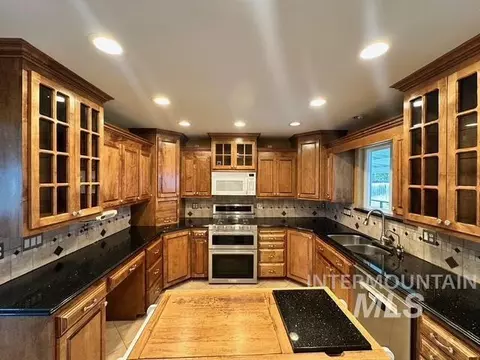 Kitchen - 930 N 8th St, Payette, ID 83661 photo 1 of 2