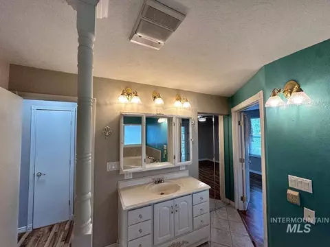 Bath - 930 N 8th St, Payette, ID 83661 photo 1 of 1