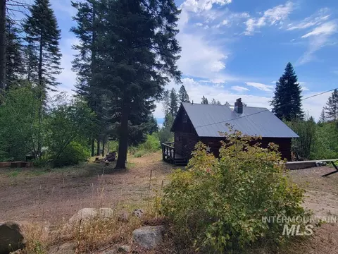 Exterior - 1208 Fox Rd, Cascade, ID 83611 photo 2 of 10