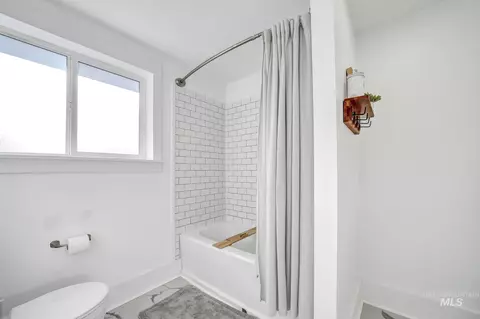 Bath - 404 7th Ave E, Twin Falls, ID 83301 photo 5 of 5
