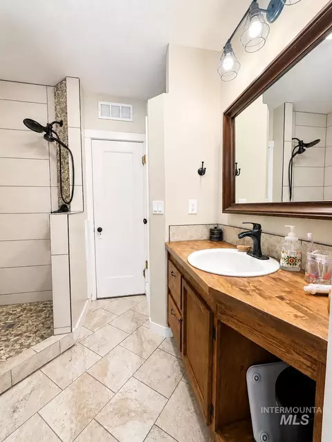 Bath - 1015 E St, Rupert, ID 83350 photo 1 of 1