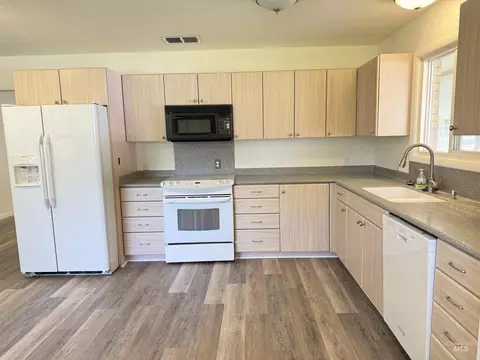 Kitchen - 2023 Falls Ave E, Twin Falls, ID 83301 photo 3 of 3