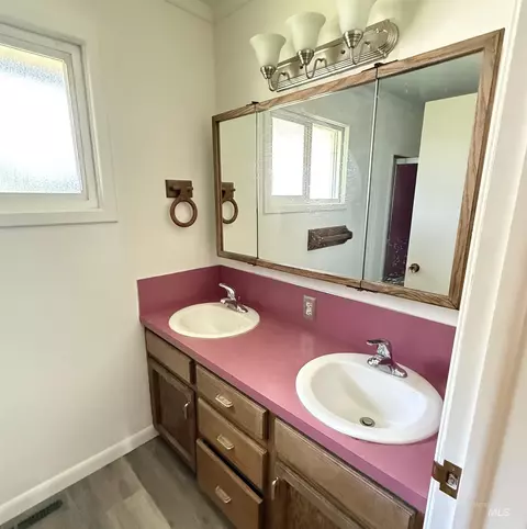 Bath - 2023 Falls Ave E, Twin Falls, ID 83301 photo 1 of 4