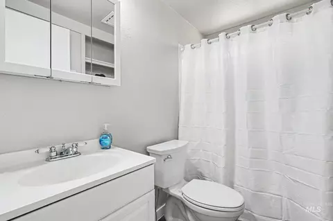 Bath - 10563 Edgeway Dr, Middleton, ID 83644 photo 1 of 2