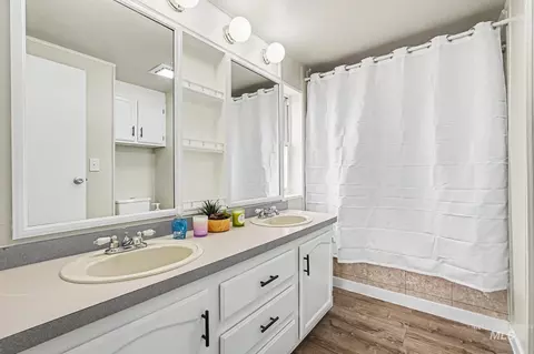 Bath - 10563 Edgeway Dr, Middleton, ID 83644 photo 2 of 2