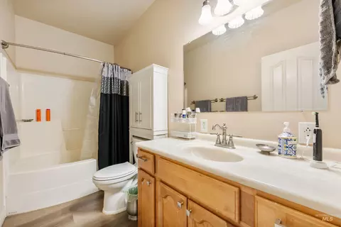 Bath - 5530 E Tower Ln, Caldwell, ID 83607 photo 1 of 5