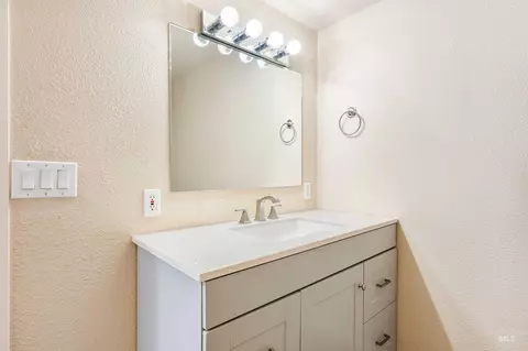 Bath - 5530 E Tower Ln, Caldwell, ID 83607 photo 3 of 5