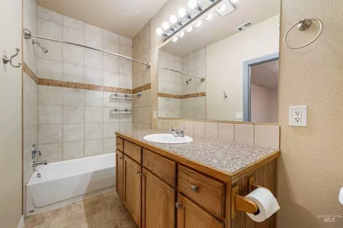 Bath - 5530 E Tower Ln, Caldwell, ID 83607 photo 5 of 5