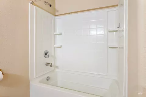 Bath - 5530 E Tower Ln, Caldwell, ID 83607 photo 4 of 5