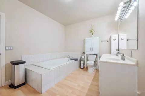 Bath - 5530 E Tower Ln, Caldwell, ID 83607 photo 2 of 5