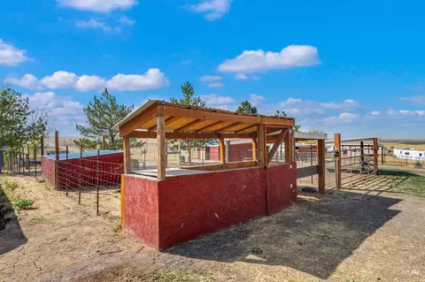 Exterior - 5530 E Tower Ln, Caldwell, ID 83607 photo 5 of 8
