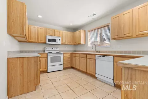Kitchen - 16346 Silver Crk, Caldwell, ID 83607 photo 2 of 3
