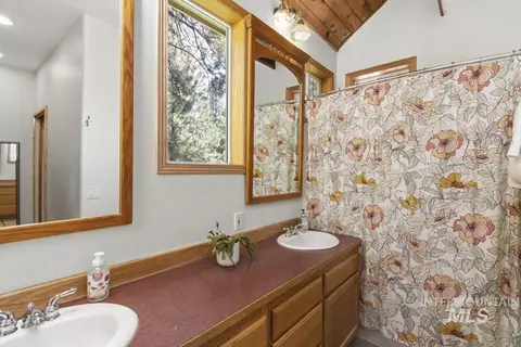 Bath - 1610 Pine Lake Ranch Dr, Cascade, ID 83611 photo 1 of 2