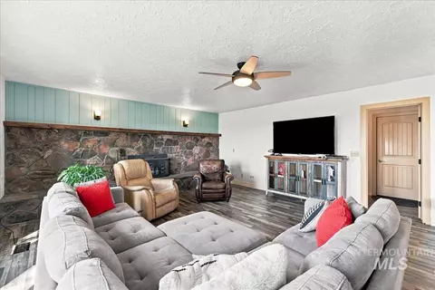 Living - 26201 Hop Rd, Caldwell, ID 83607 photo 2 of 2