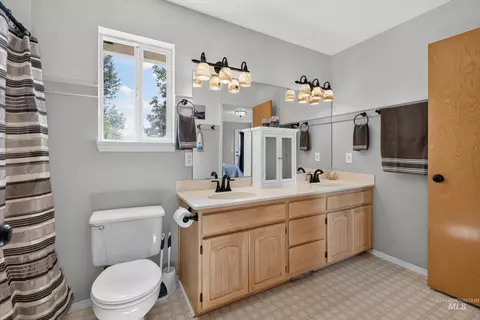 Bath - 334 E Danskin Dr, Boise, ID 83716 photo 1 of 3