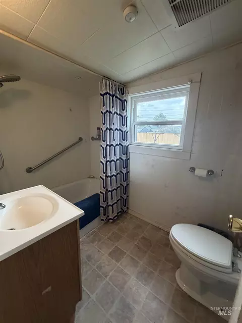 Bath - 457 E Galloway Ave, Weiser, ID 83672 photo 1 of 2