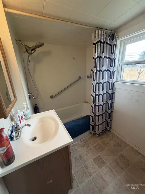 Bath - 457 E Galloway Ave, Weiser, ID 83672 photo 2 of 2