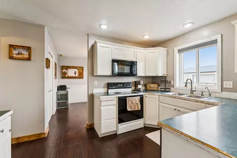 Kitchen - 19012 Upper Pleasant Ridge Rd, Caldwell, ID 83607 photo 3 of 4