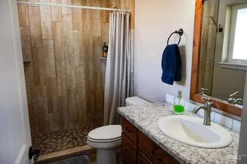Bath - 2115 Kilborn Ln, Mesa, ID 83643 photo 1 of 1