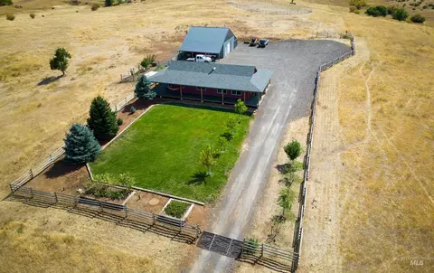 Exterior - 2115 Kilborn Ln, Mesa, ID 83643 photo 3 of 7