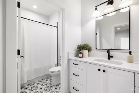 Bath - 976 N Morehouse Ave, Eagle, ID 83616 photo 6 of 6