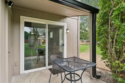 Exterior - 272 N Eagle Glen Ln, Eagle, ID 83616 photo 3 of 12